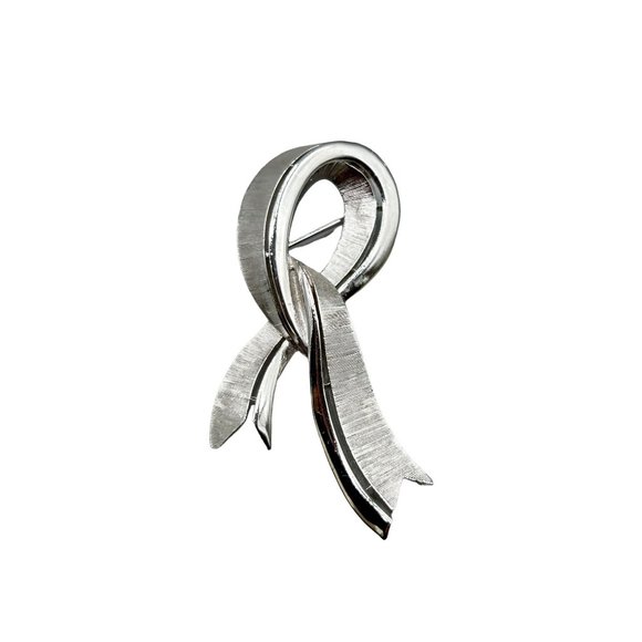 Signed Trifari Ribbon Pin Brooch Brushed Silver Tone Designer Signed Bow Pin - Picture 1 of 5